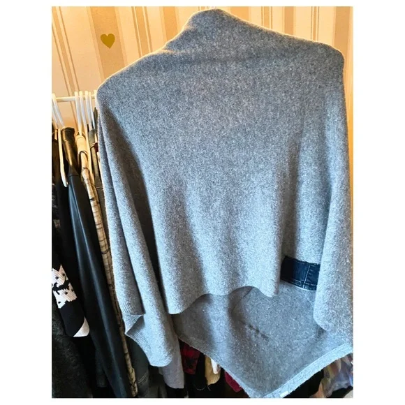 Artisan OS Poncho with Pocket - Picture 5 of 6